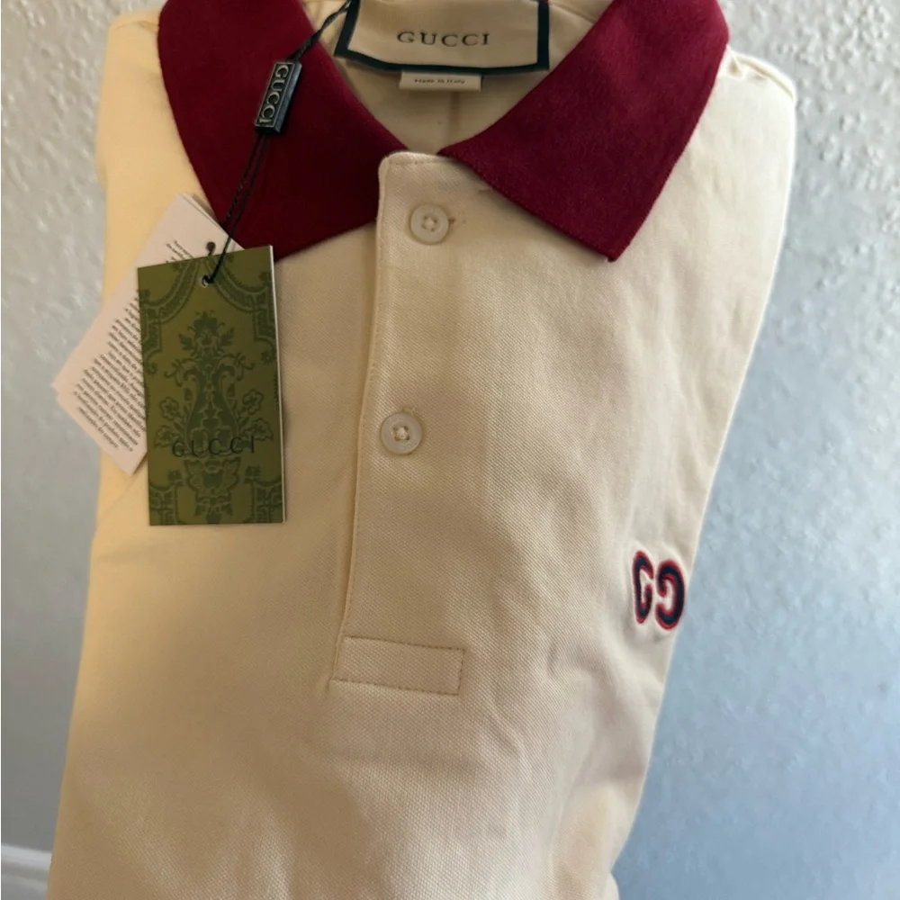 Gucci Elegant Cream Polo Shirt with Burgundy Collar